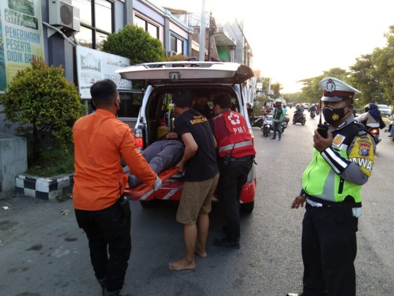 Pengendara Jatuh Hindari Jalan Berlubang, Polantas Surabaya Membantu