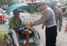 Samsat Bondowoso Bagikan Puluhan Nasi Kotak
