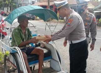 Samsat Bondowoso Bagikan Puluhan Nasi Kotak