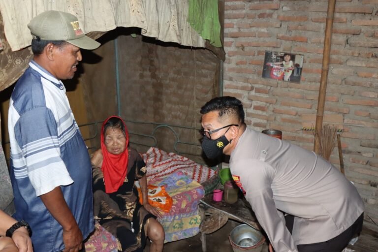 Kapolres Bondowoso Kembali Menyalurkan Bansos Kepada Warga Kurang Mampu