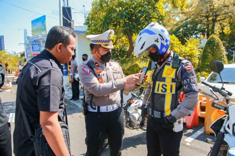 Lalu Lintas News , Kasat Lantas Polrestabes Surabaya Sosialisasi Penggunaan ETLE Gadge Mobile Via Siaran TV