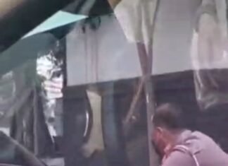 Masih Banyak Polisi Baik, Videonya Viral Seorang Polisi Surabaya Bantu Dorong Mobil Warga yang Mogok
