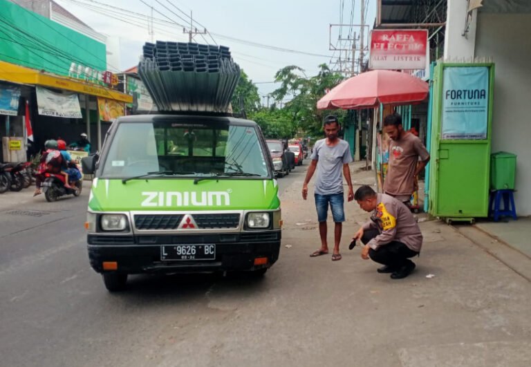 Mobil Warga Mogok, Kapolsek Tandes Surabaya Lansung Membantu
