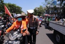 Humanis, Kasat Lantas Polrestabes Surabaya Berikan HImbauan Aksi Unras Tolak Kenaikan Harga BBM