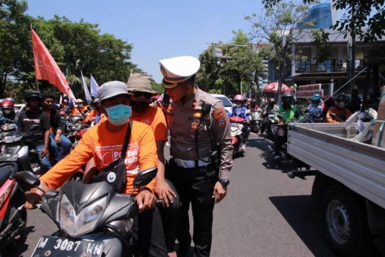 Humanis, Kasat Lantas Polrestabes Surabaya Berikan HImbauan  Aksi Unras Tolak Kenaikan Harga BBM