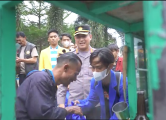 Semangat Bantu Warga Polresta Bandung dan Mahasiswa Cipayung Plus Bagi-Bagi Sembako di Soreang