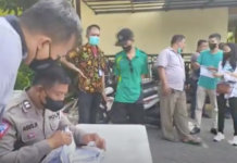 Layanan SIM Cak Bhabin di Serbu Ratusan Warga, Ini Pendapat Warga Menanggal Surabaya