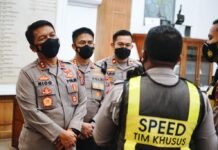 Sabar Hadapi Emak Emak Robek Surat Tilang, Dua Polantas Surabaya Terima Penghargaan
