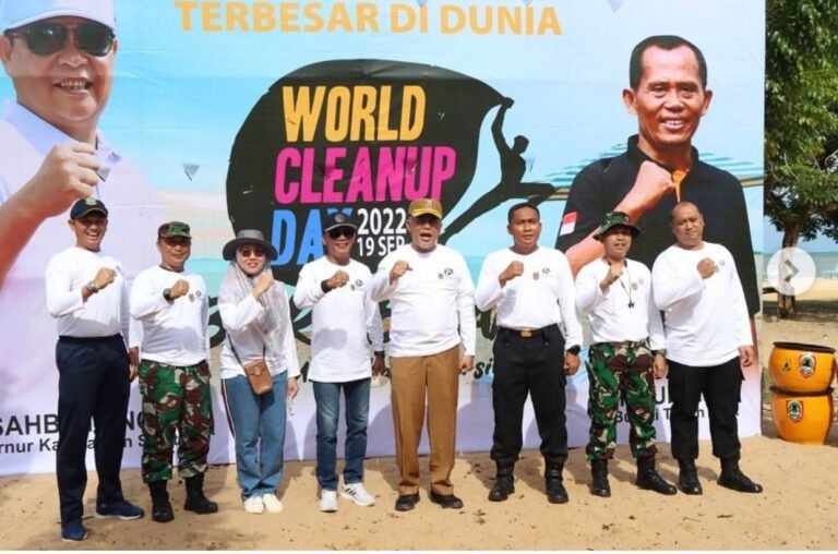 Peringati World Cleanup Day 2022, Kapolres Tanah Laut Bersama Pemprov Kalsel Gelar Aksi Bersih-bersih Pantai