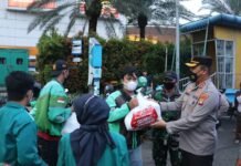 Tidak Pernah Lelah, Polisi Polres Metro Tangerang Kota Bagikan 400 Kantong Beras Untuk Warga