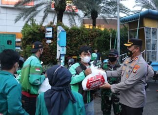 Tidak Pernah Lelah, Polisi Polres Metro Tangerang Kota Bagikan 400 Kantong Beras Untuk Warga
