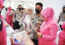 Keren Nih Kapolrestabes Surabaya Ikut Lomba Merangkai Parcel