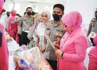 Keren Nih Kapolrestabes Surabaya Ikut Lomba Merangkai Parcel