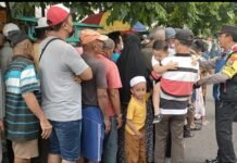 Ringankan Beban Warga, Polda Jatim Bersama Jajaran Polsek Lakarsantri Bagikan Paket Sembako