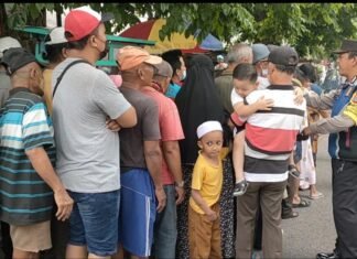 Ringankan Beban Warga, Polda Jatim Bersama Jajaran Polsek Lakarsantri Bagikan Paket Sembako