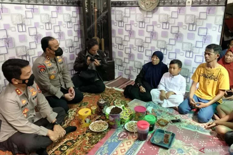 Kapolda Jatim Beri Beasiswa Sampai Lulus Anak Yatim Piatu Korban Tragedi Kanjuruhan