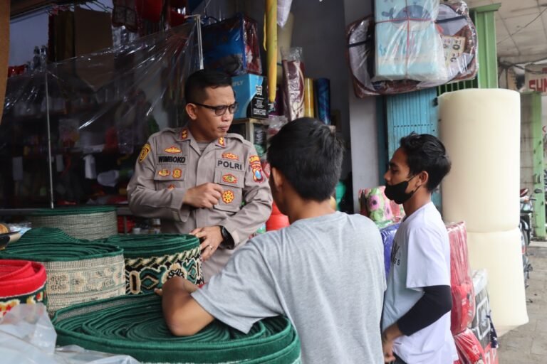Begini Gaya Khas Kapolres Bondowoso Saat Bertemu Dengan Warga