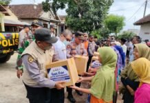 Polisi Pasuruan Bersama Instansi Terkait Dan Warga Gotong Royong Bantu Korban Puting Beliung