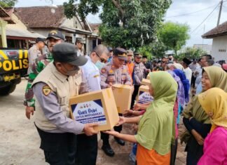 Polisi Pasuruan Bersama Instansi Terkait Dan Warga Gotong Royong Bantu Korban Puting Beliung