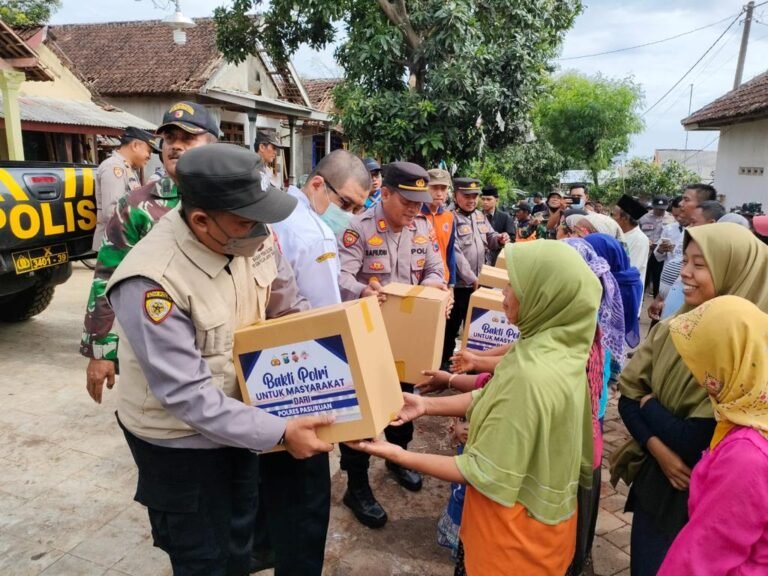 Polisi Pasuruan Bersama Instansi Terkait Dan Warga Gotong Royong Bantu Korban Puting Beliung Polisi Pasuruan Bersama Instansi Terkait Dan Warga Gotong Royong Bantu Korban Puting Beliung