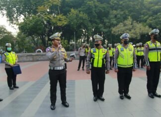 Kasat Lantas Polrestabes Surabaya Ikuti Apel Pagi dan Pemberian Apresiasi kepada Anggota Berprestasi