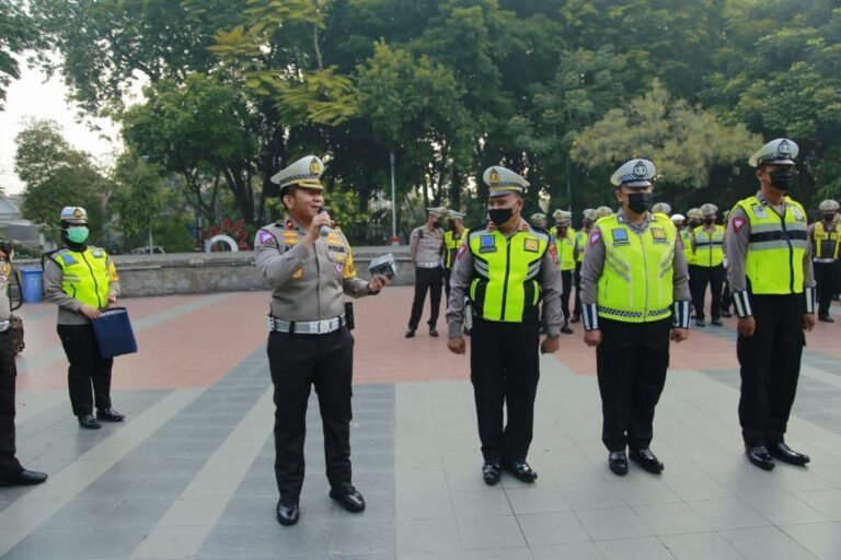Kasat Lantas Polrestabes Surabaya Ikuti Apel Pagi dan Pemberian Apresiasi kepada Anggota Berprestasi