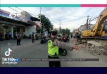 Aksi Polsek Jambangan Prank Tilang Kendaraan Bermotor Untuk Bagikan Sembako Viral