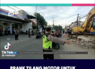 Aksi Polsek Jambangan Prank Tilang Kendaraan Bermotor Untuk Bagikan Sembako Viral