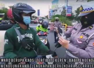 Kaos Tertib Itu Keren Jadi Rebutan Pengendara Motor Di Surabaya