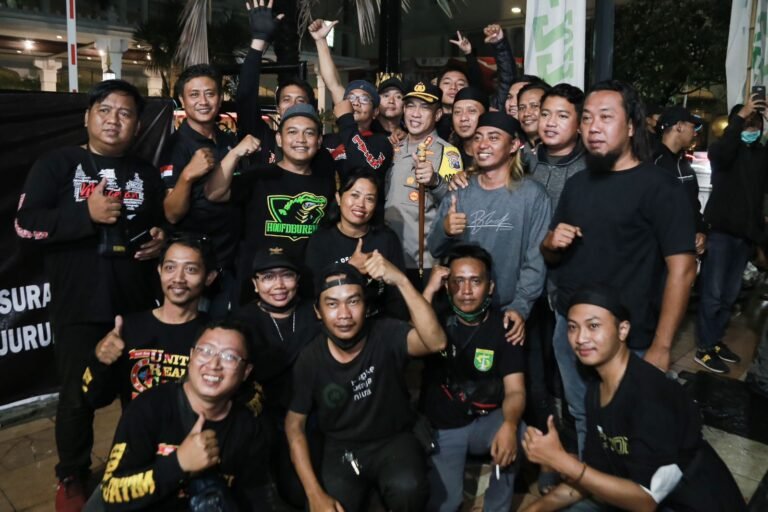 Ribuan Bonek Surabaya Bersama TNI Polri Gelar Doa Bersama Untuk Korban Kanjuruhan