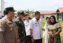 Bedah Rumah, Kapolres Tanah Laut Bantu Tiang Pondasi Rumah Ibu Ismawati