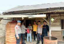 Polsek Kintap Polres Tanah Laut Berbagi Dengan Warga Kurang Mampu Di Desa Pasir Putih