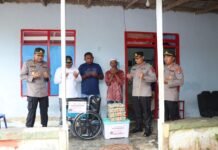 Kapolres Tanah Laut Secara Lansung Menyerahkan Bantuan Sembako Dan Kursi Roda Buat Penyandang Disabilitas