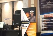 Momen Hari Pahlawan, Pelayanan Sim Sat Lantas Polrestabes Surabaya Berpakaian Ala Pahlawan