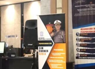 Momen Hari Pahlawan, Pelayanan Sim Sat Lantas Polrestabes Surabaya Berpakaian Ala Pahlawan