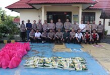 Wujud Kepedulian Pada Sesama Kapolres Tanah Laut Blusukan Bagikan Sembako