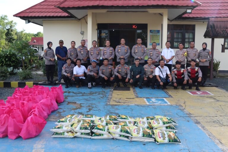 Wujud Kepedulian Pada Sesama Kapolres Tanah Laut Blusukan Bagikan Sembako