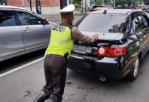 Mobil Warga Mogok Di Merr Surabaya, Polisi Sukolilo Bantu Dorong