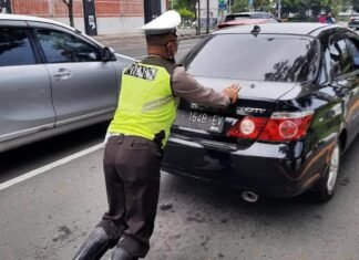 Mobil Warga Mogok Di Merr Surabaya, Polisi Sukolilo Bantu Dorong