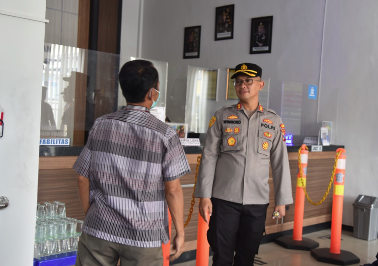 Tetap Humanis Disaat Kapolres Bondowoso sidak kantor Satpas