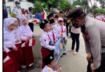 Sambut Kedatangan Presiden Jokowi Di Surabaya Kapolrestabes Ajak Adik Adik Baca Alfatiha
