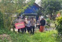 Jumat Berkah Polisi Berbagi, Polsek Bati Polres Tanah Laut Berikan Bantuan Untuk Warga