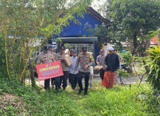 Jumat Berkah Polisi Berbagi, Polsek Bati Polres Tanah Laut Berikan Bantuan Untuk Warga