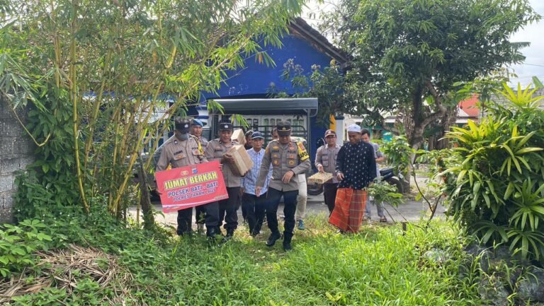 Jumat Berkah Polisi Berbagi, Polsek Bati Polres Tanah Laut Berikan Bantuan Untuk Warga