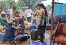 Polres Tanah Laut Laksanakan Giat Baksos Presisi Dengan Bagikan Solar Untuk Warga