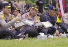 Kapolri Lesehan Sambil Menikmati Nasi Kota Saat Apel KTT G20