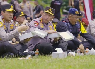 Lesehan dan Makan Nasi Kotak Bareng Anggota di Apel KTT G20, Ini Agenda Kapolri