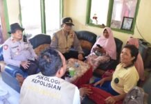 Team Konselor Polres Bondowoso melaksanakan Trauma Healing dan pendampingan psikologis korban bencana puting beliung di Bondowoso