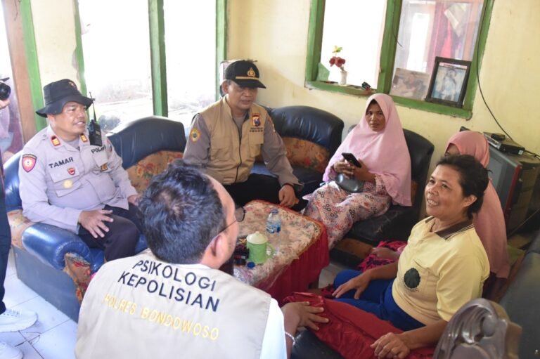 Team Konselor Polres Bondowoso melaksanakan Trauma Healing dan pendampingan psikologis korban bencana puting beliung di Bondowoso