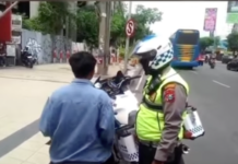 Sat Lantas Surabaya Berikan Teguran Simpatik Bagi Pengendara yang Melanggar